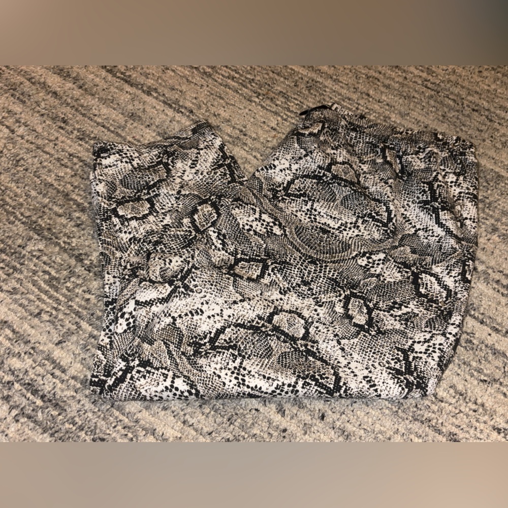 🔥5 FOR 25!🔥 Snake Print Women's Capris